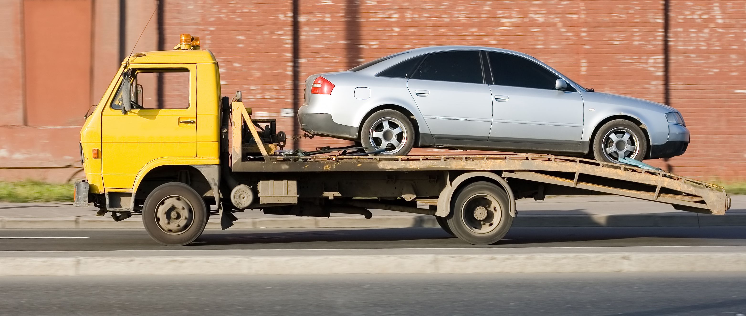 The Benefits of Using a Flatbed Towing Truck